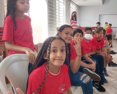 Uma linda adolescente de 12 anos sorrindo para a câmera fotos